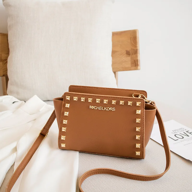 Модная женская сумка новинка 2024 модная с заклепками через плечо со смайликом