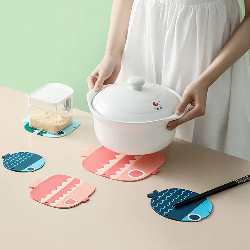 

Cartoon Mat 3 Colors 1 Piece PVC Dining Table Placemat Coaster Kitchen Accessories Mat Cup Bar Mug Cartoon Fish Drink Pads