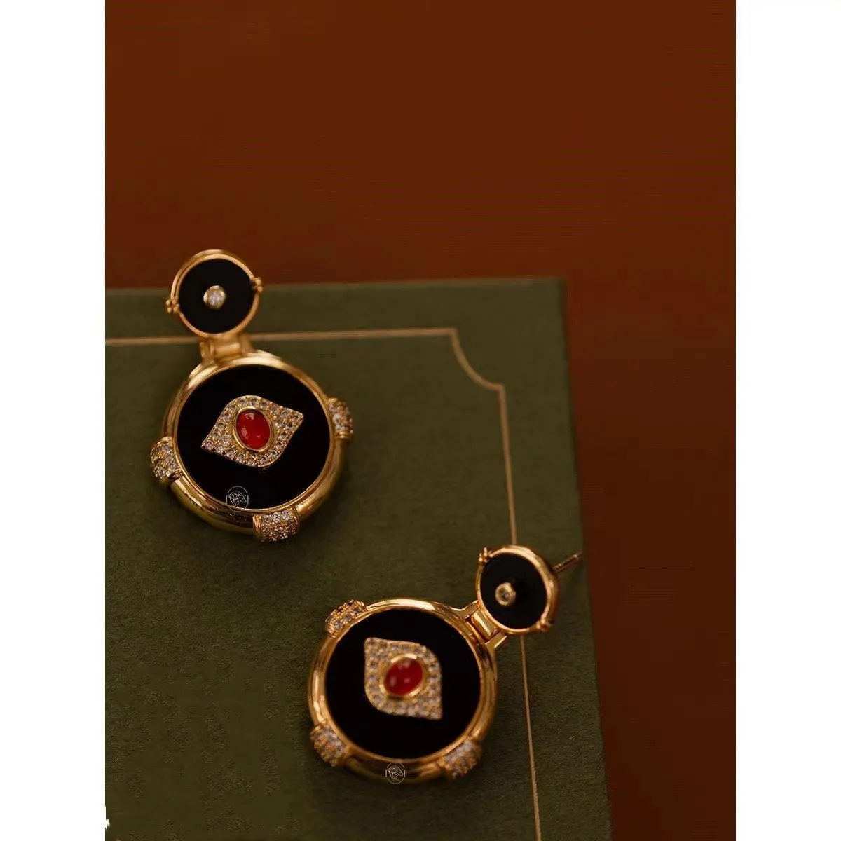 

European and American new French retro eyes elegant elegant earrings
