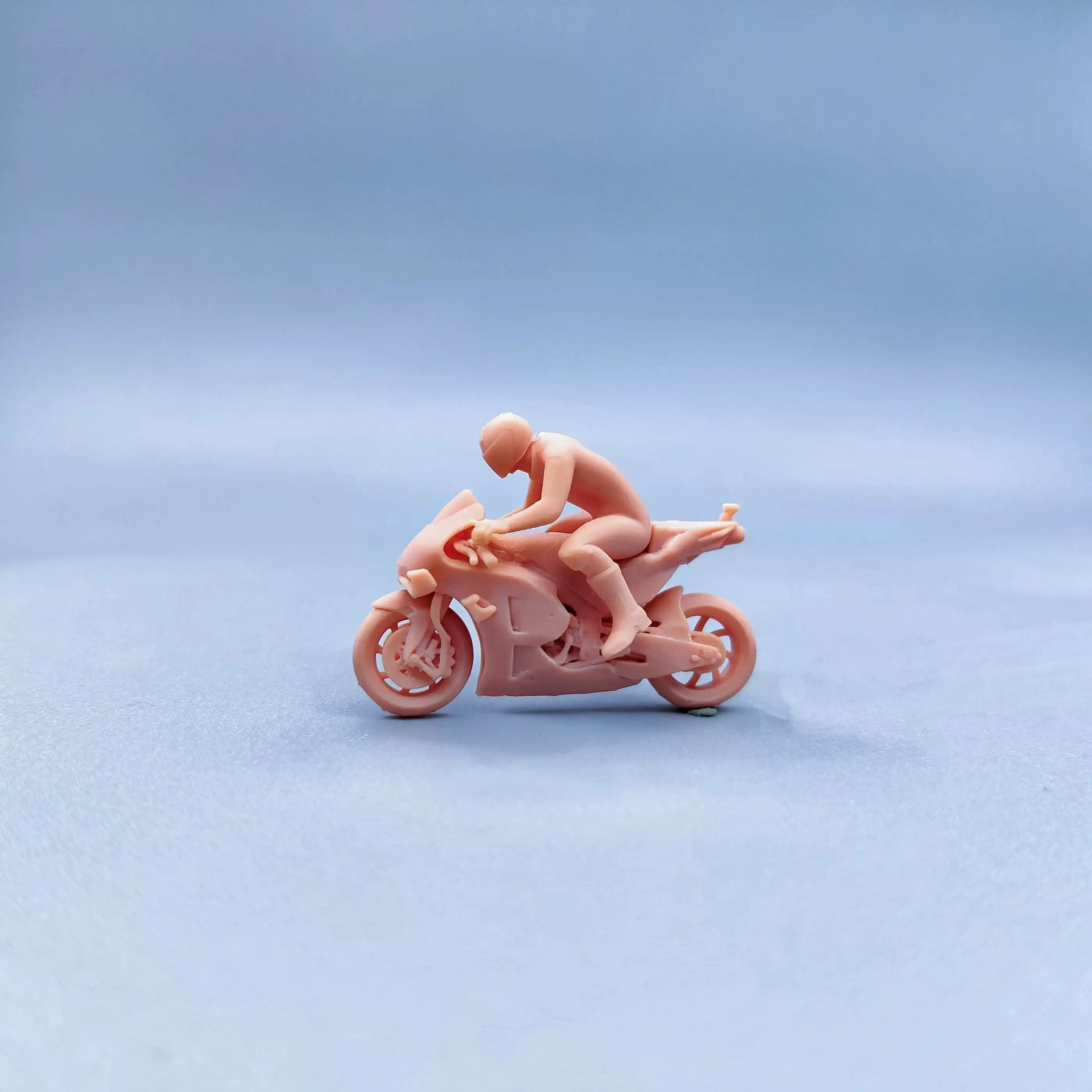 Фото Фигурки в масштабе 1/64, 1/43, масштабная модель из смолы, гонщик в позе на гонном автомобиле, неокрашенные миниатюры, диорама, ручная роспись W601 №1