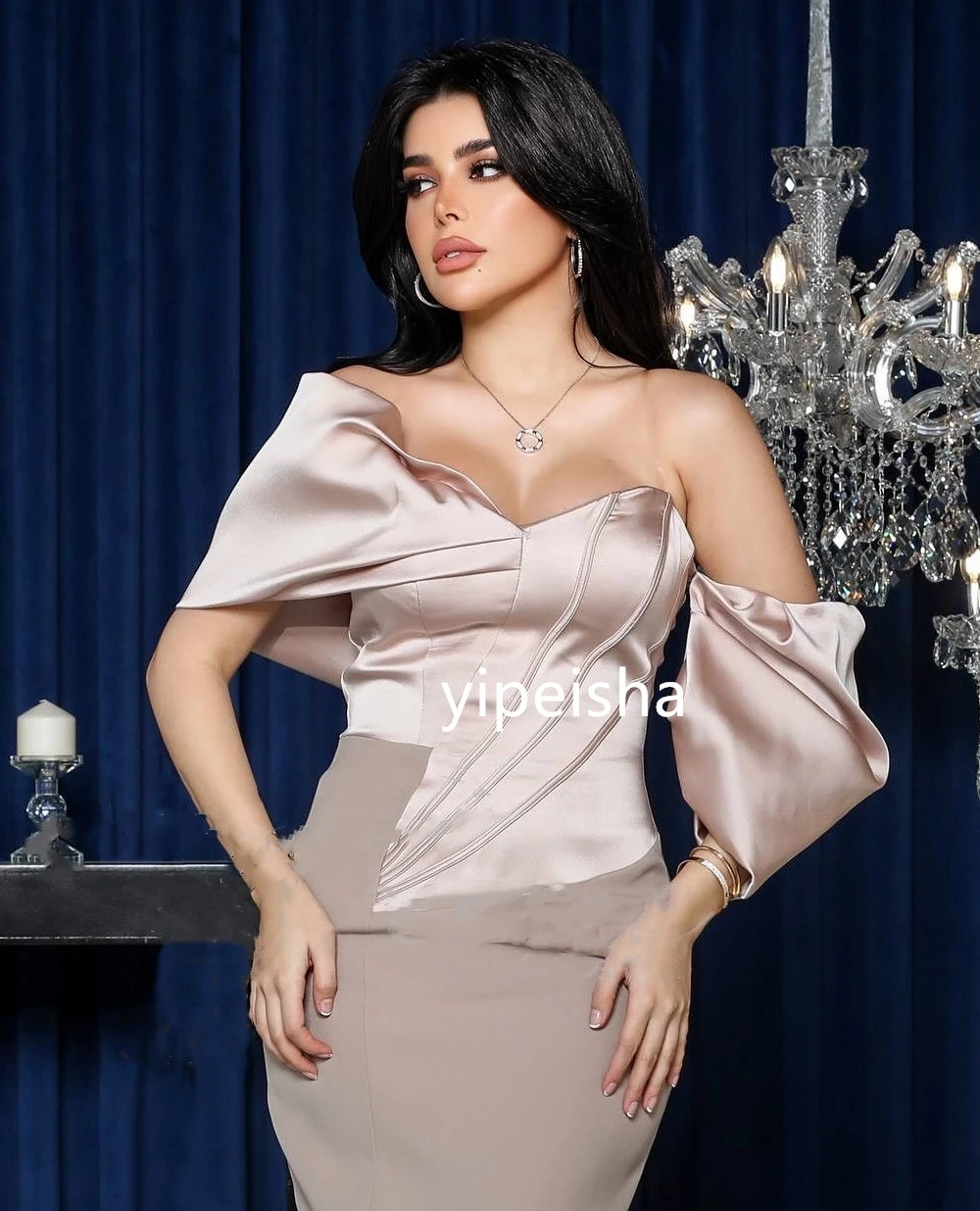 Индивидуальные одинаковые трикотажные плиссированные платья миди с открытыми