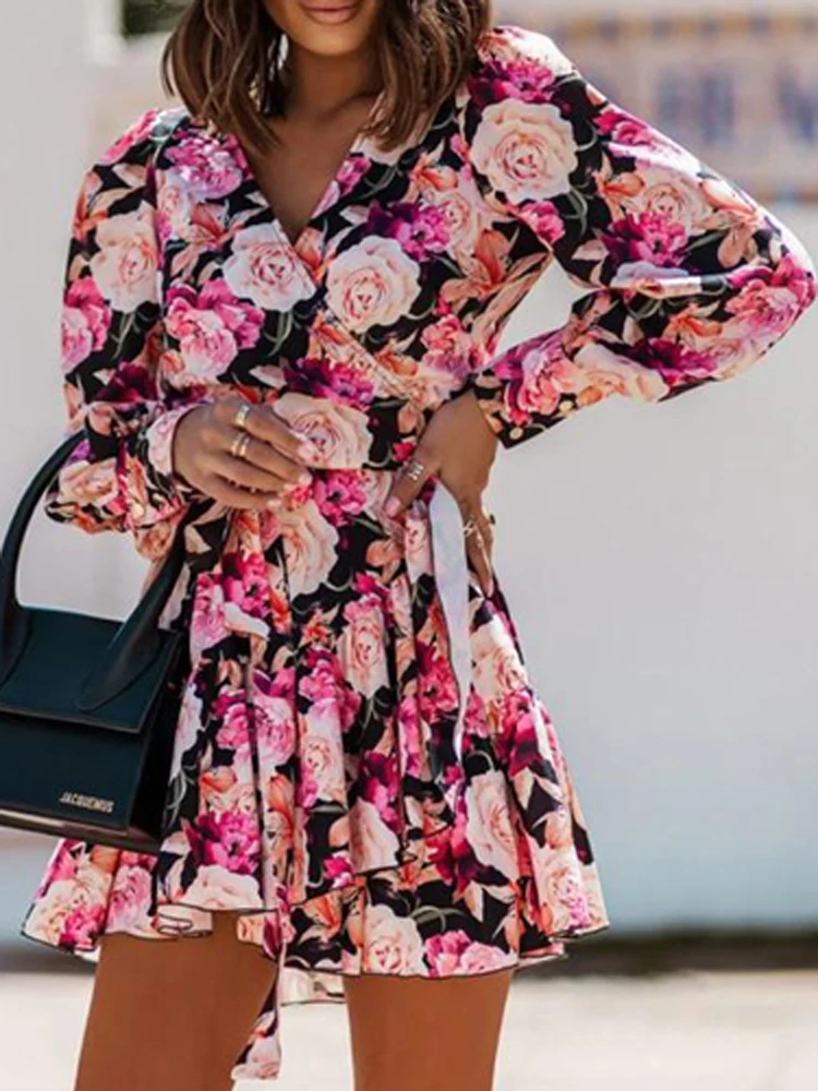 

Мини-платье с запахом, V-образным вырезом и поясом