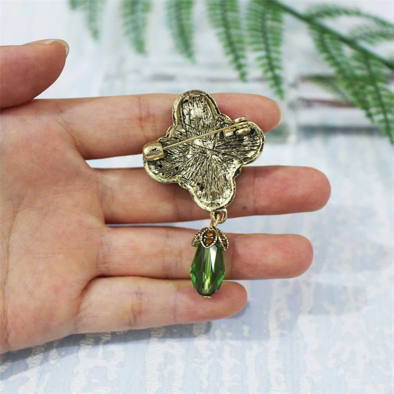 Женская брошь в виде искусственных цветов