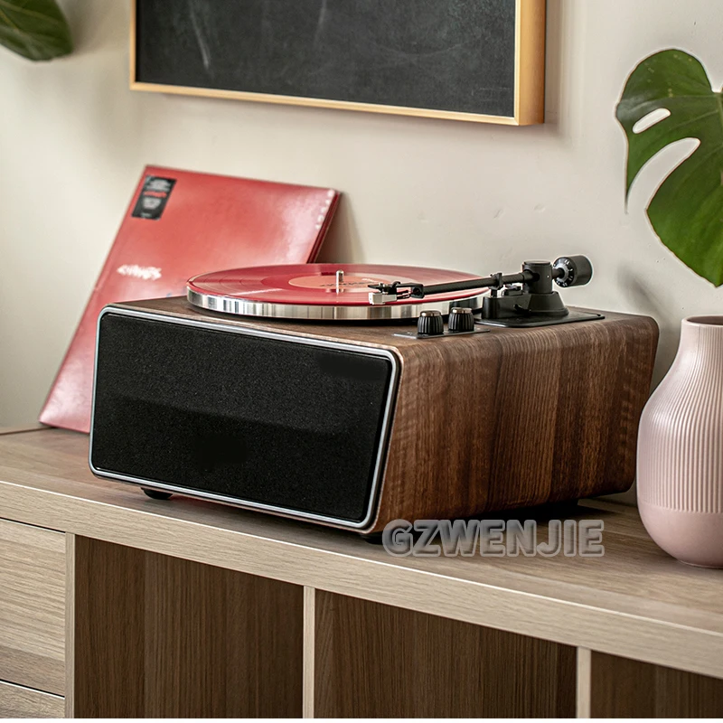 Виниловый проигрыватель пластинок в стиле ретро