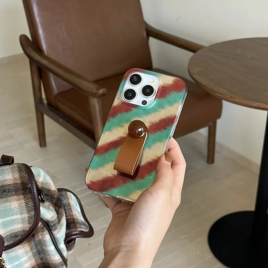 Стильный глянцевый цветной чехол с пряжкой в диагональную полоску и держателем