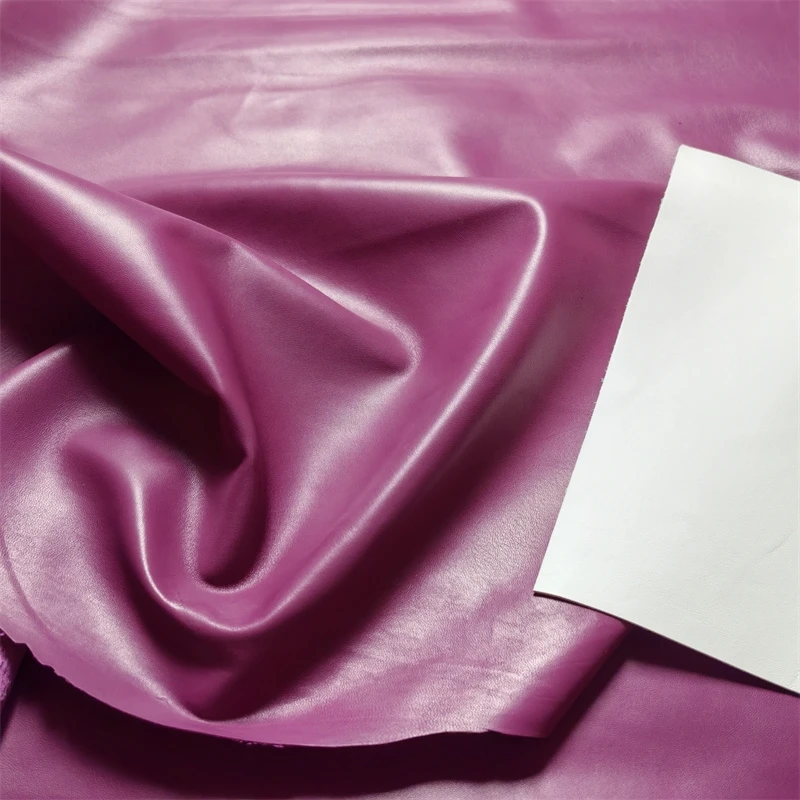 0 5 мм фиолетово-красная овчина. Кожа первого слоя. Ткань из натуральной кожи.