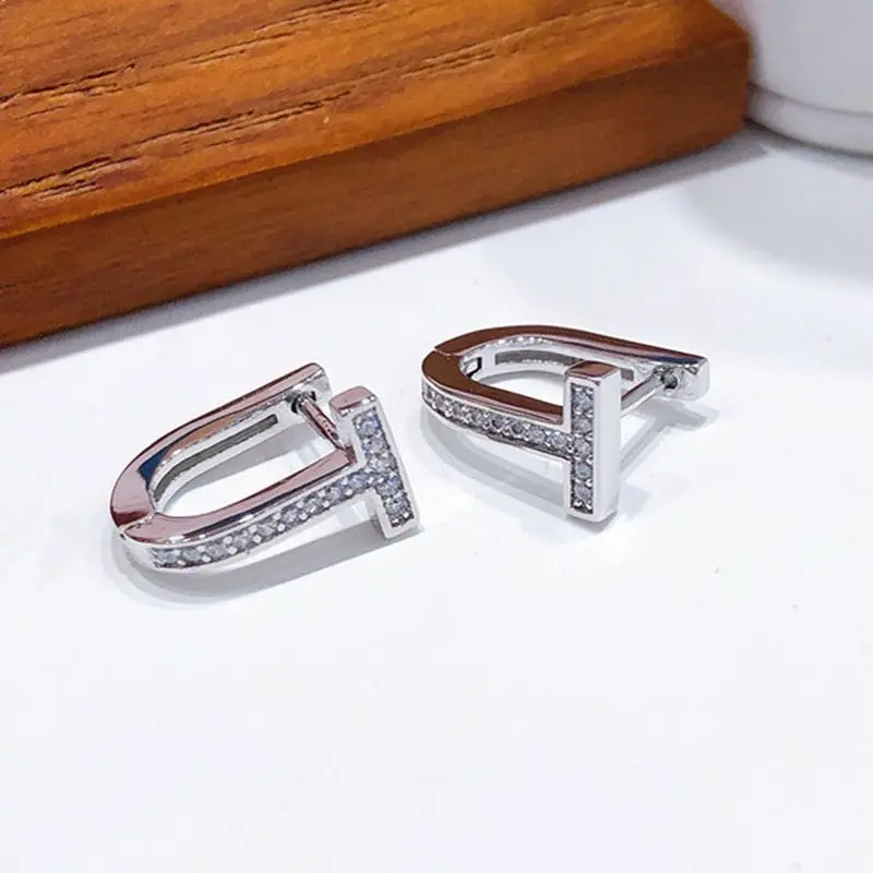 

Женские U-образные серьги-гвоздики из серебра 2022 пробы