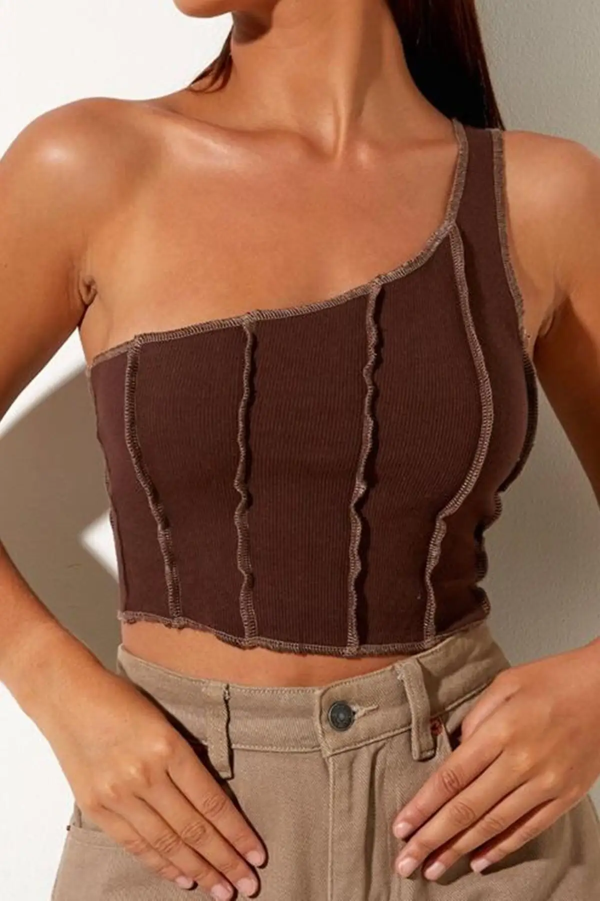 Укороченная кофейная Женская одежда с одним рукавом и контрастной прострочкой