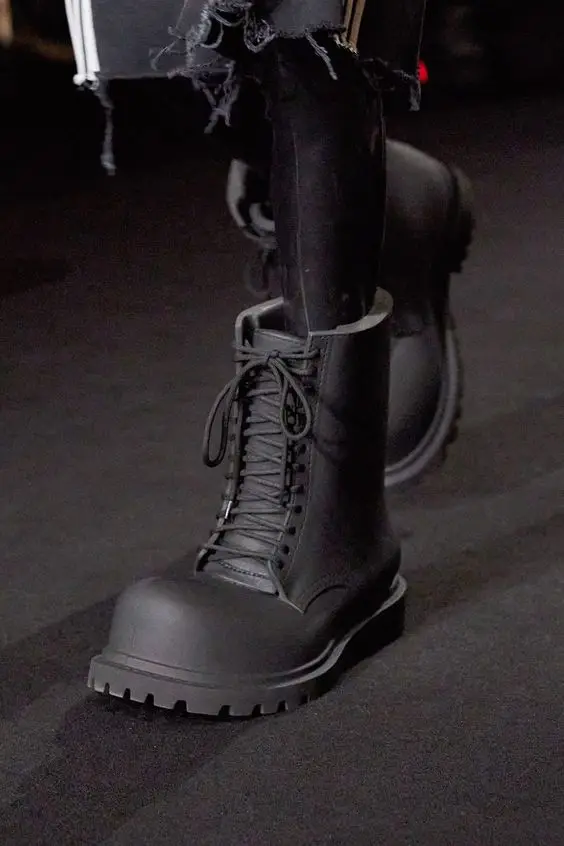 

2023 Fashion Show Round Toe Oversized Flat Lace up Tall Boots Women and Men Winter Leather Booties Grey Black Runway Shoes