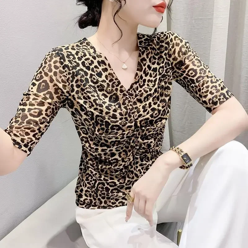 Модная футболка с v-образным вырезом и короткими рукавами принтом лето 2023 новый