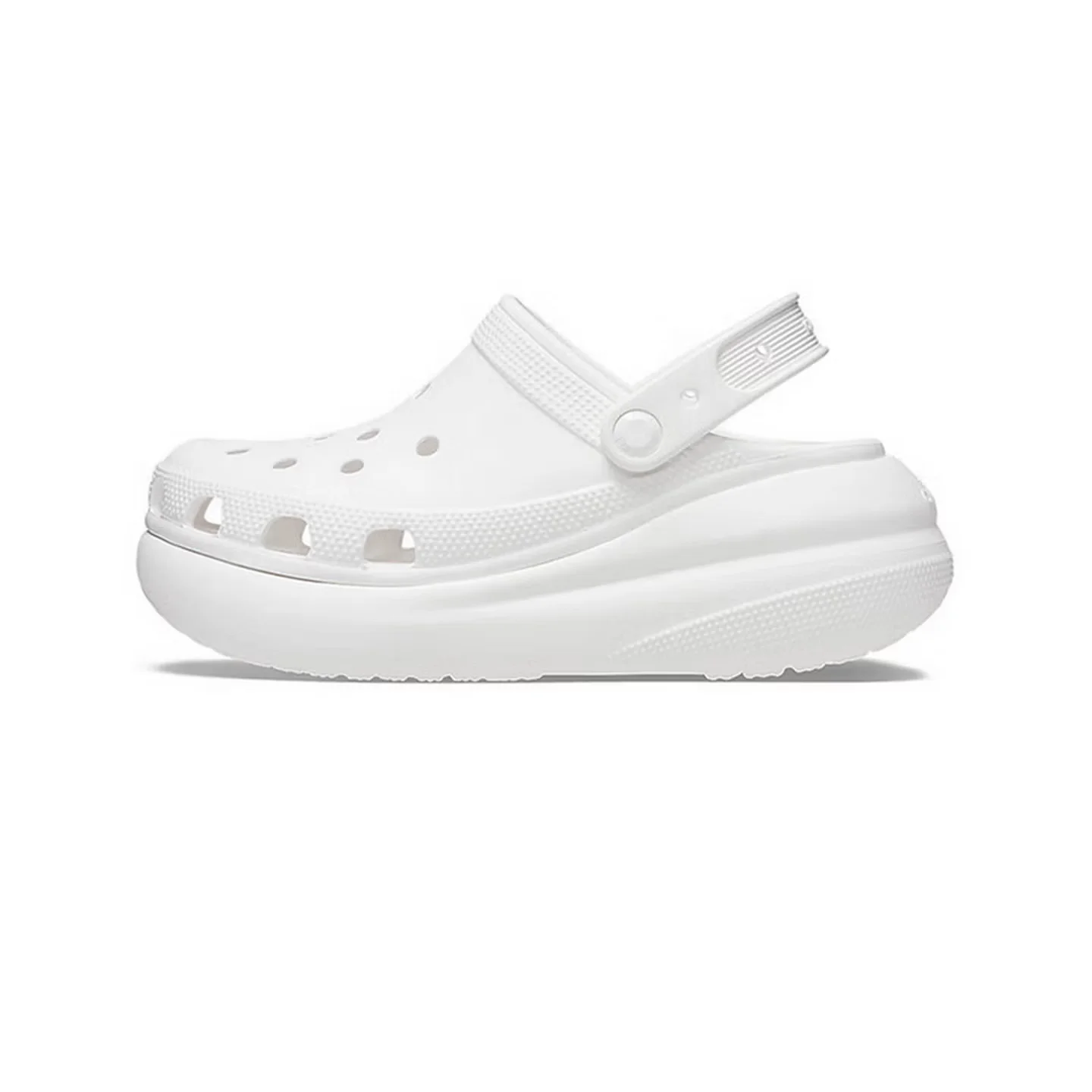 Фото Сабо Crocs Classic Crush, белый цвет, модель Versa, прочные, мягкие, комфортные, с амортизацией, стильный дизайн, для мужчин и женщин, артикул 207521-100. №2