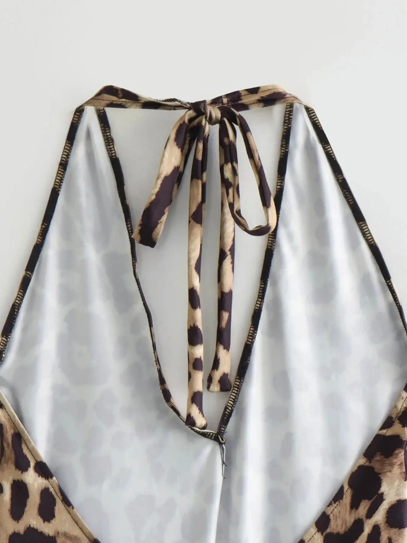 Женское боди с V-образным вырезом открытой спиной и принтом животных