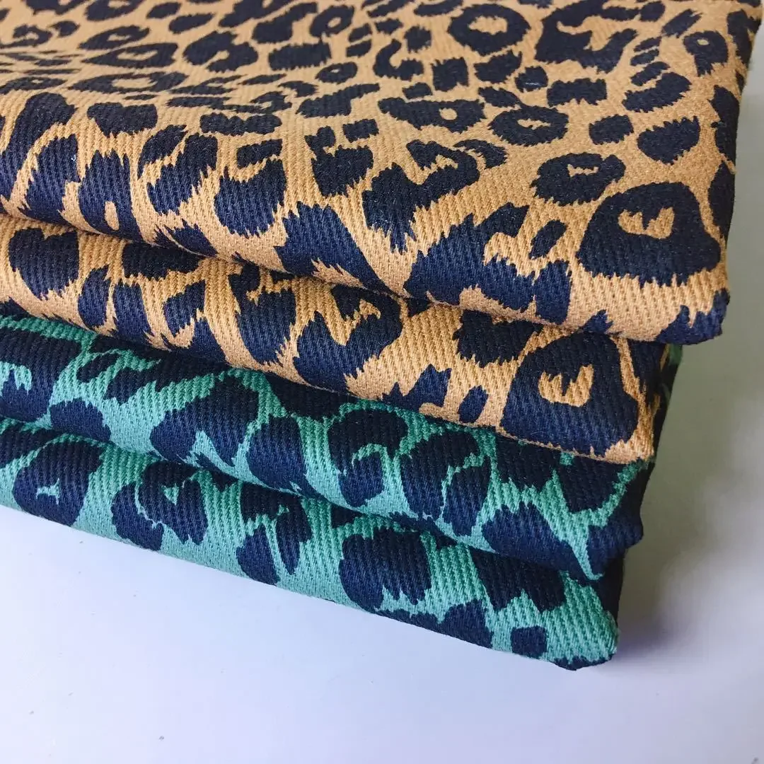 Джинсовая ткань с леопардовым принтом