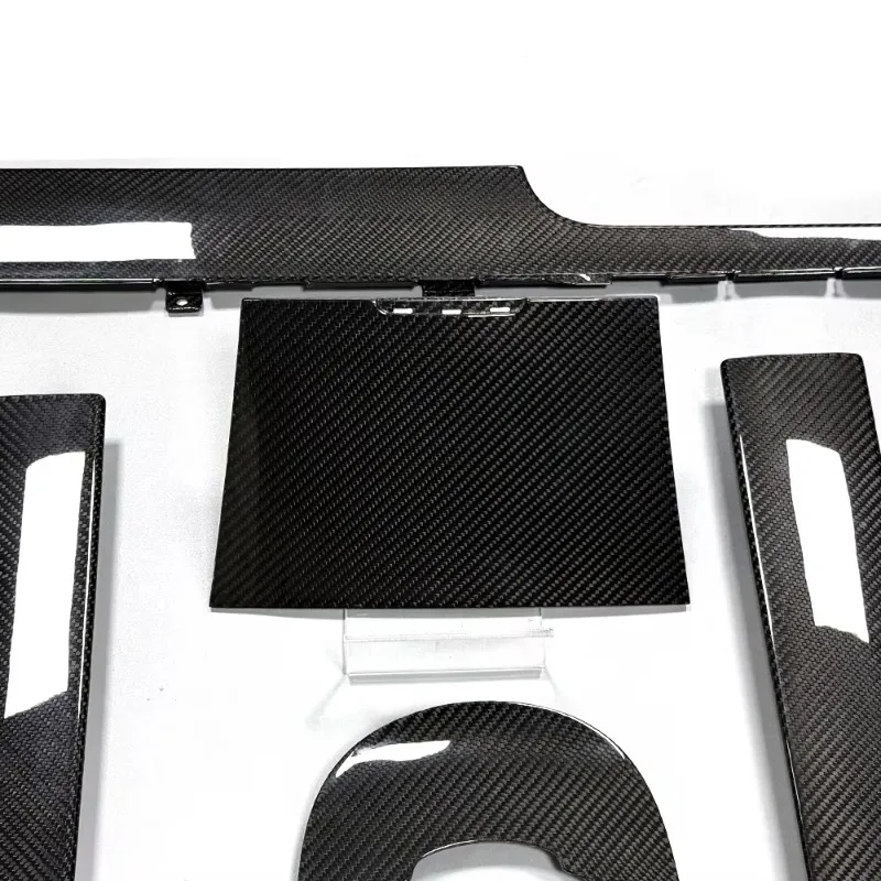 Фото Комплект внутренней отделки дверных панелей и центральной консоли CarbonStep Sport-Style из карбона для G63 (19-24) NDT №5