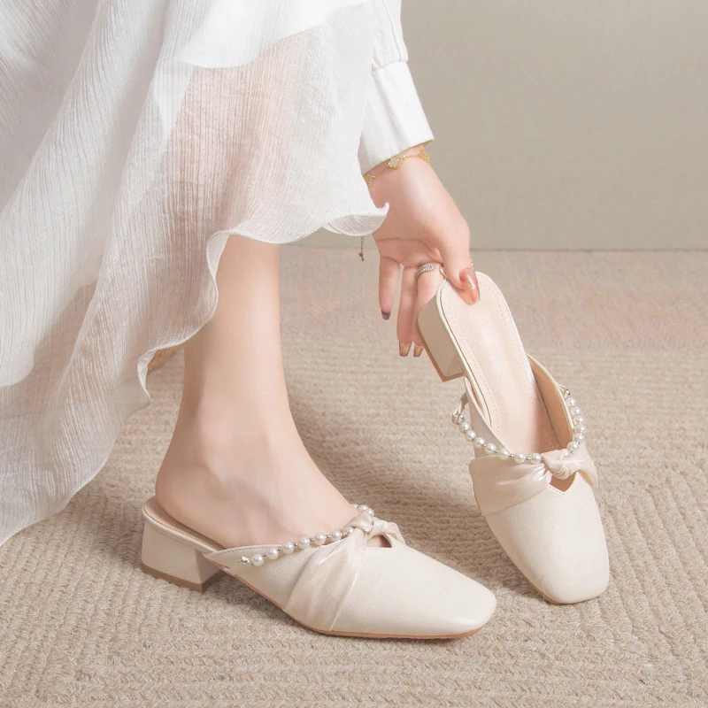 

Женские шлепанцы с жемчужной цепочкой, летние туфли на высоком квадратном каблуке с закрытым носком, сказочные стильные удобные туфли для д...