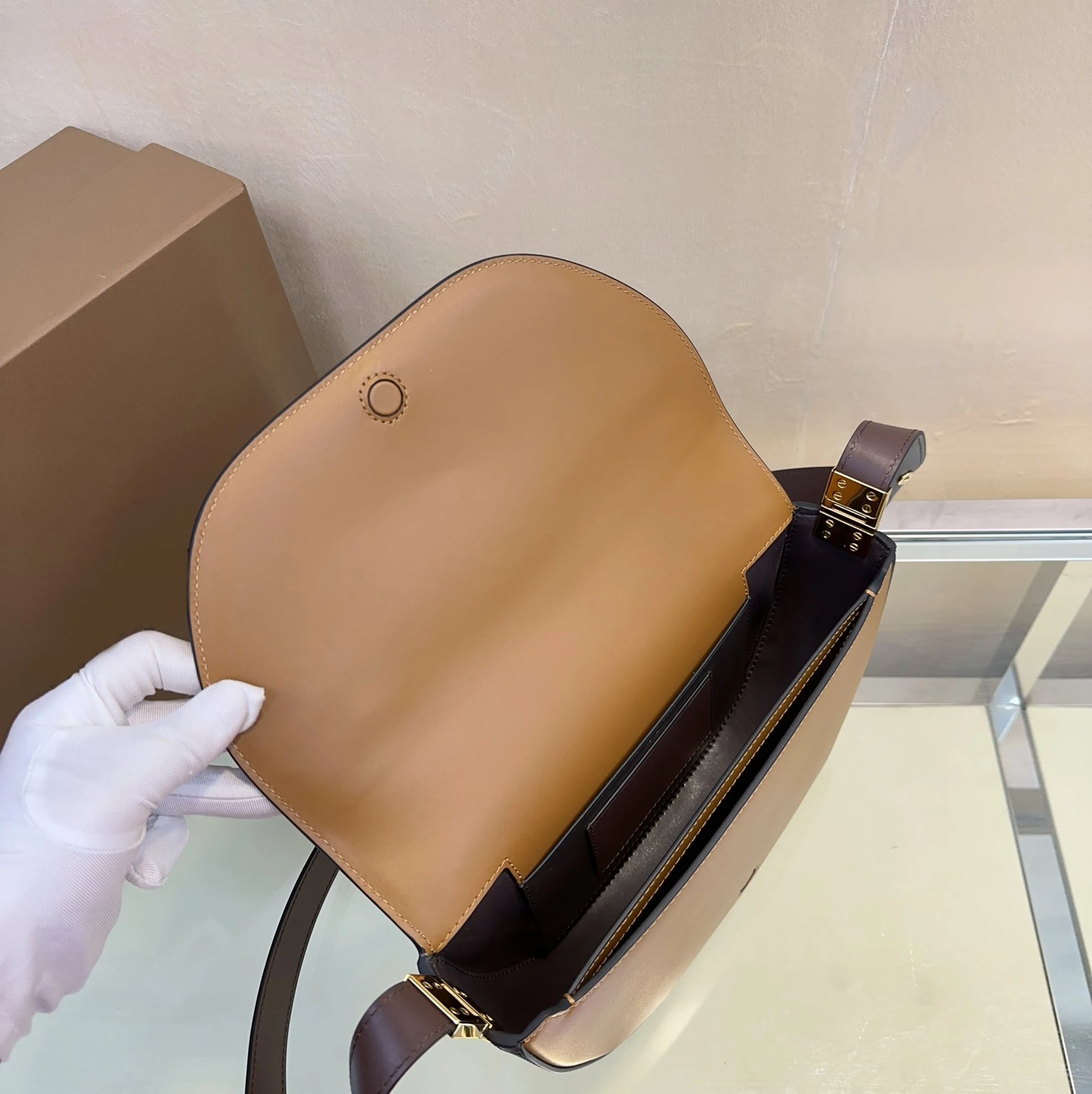 Современная минималистичная сумочка с регулируемым ремешком элегантным и