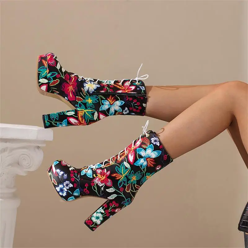 

Женские короткие ботинки в стиле ретро, изысканные повседневные уличные ботинки на толстой подошве с квадратным носком и яркой вышивкой в б...