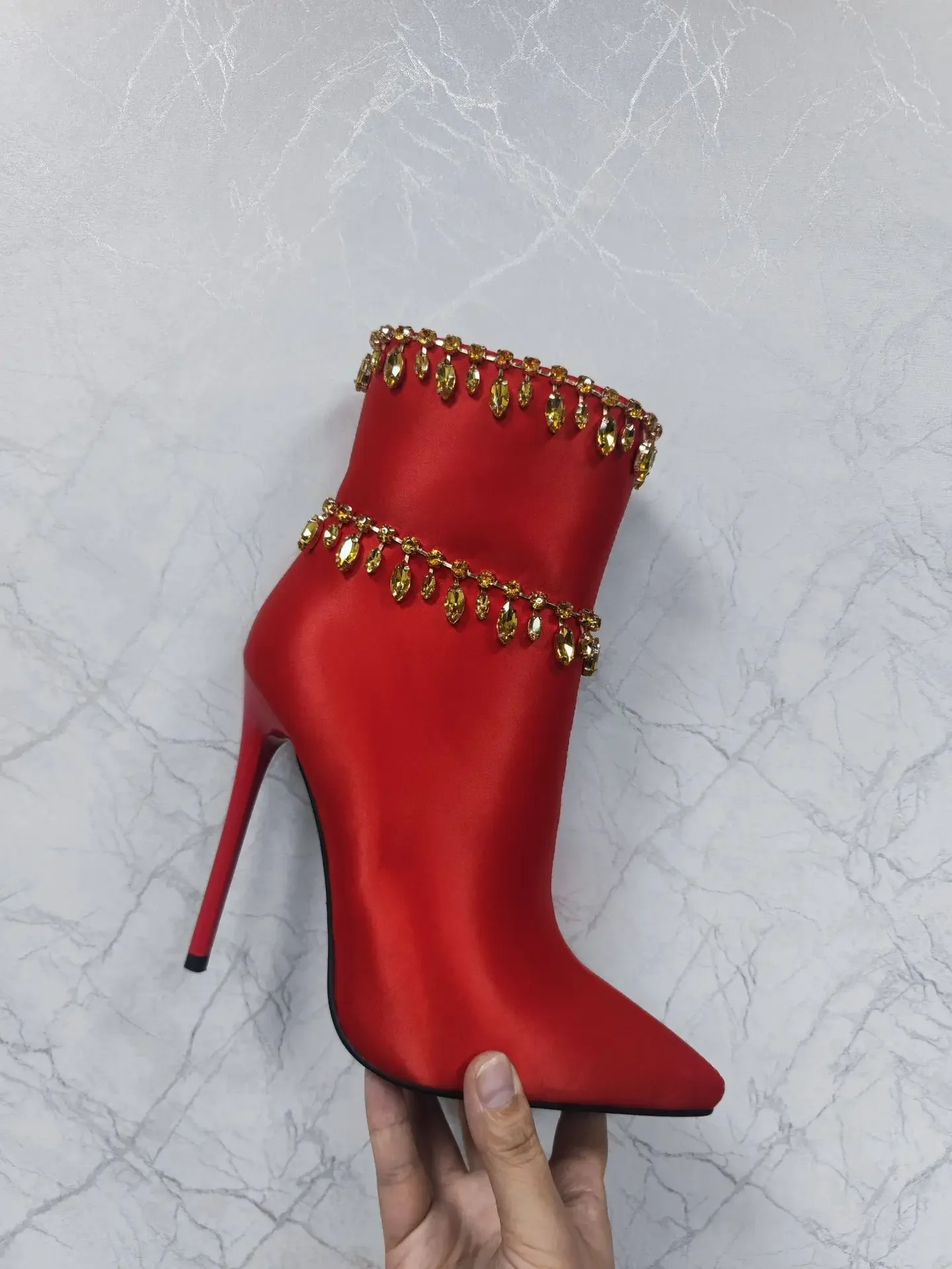 Ботинки на шпильке с острым носком украшенные стразами и бисером ботинки высоком