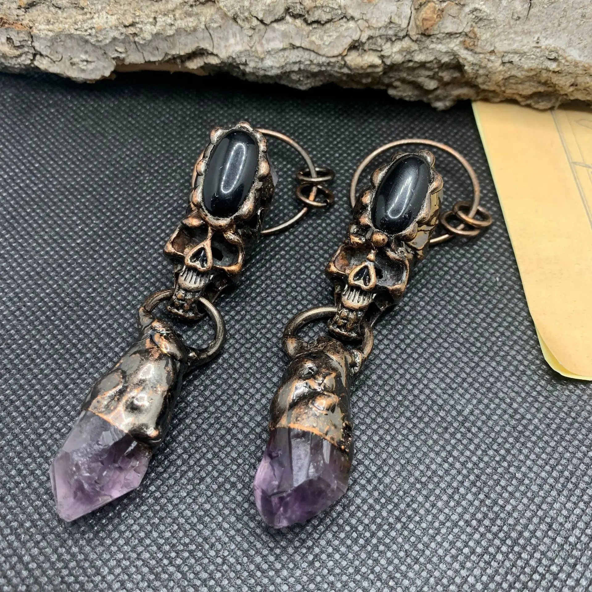 

Natural Amethyst Irregular Hexagonal Prism Skeleton Bronze Pendant Antique Bronze Skull Charms Black Agate Vintage Necklace