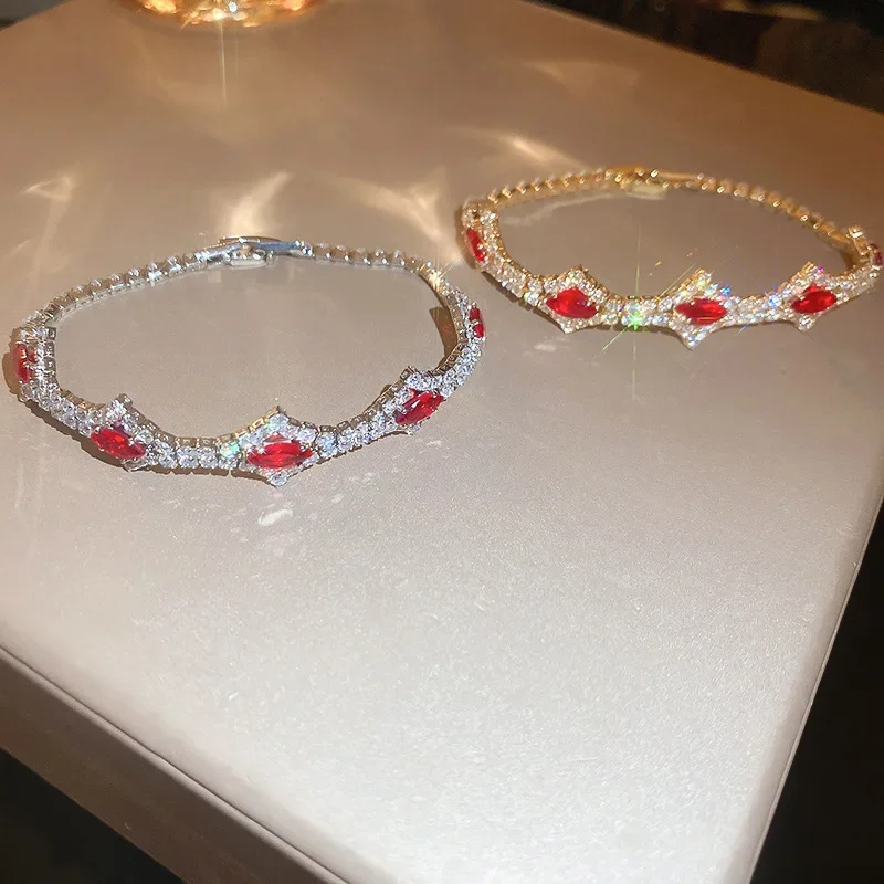 

Elegant Women's Bracelet with Zircon Buckle