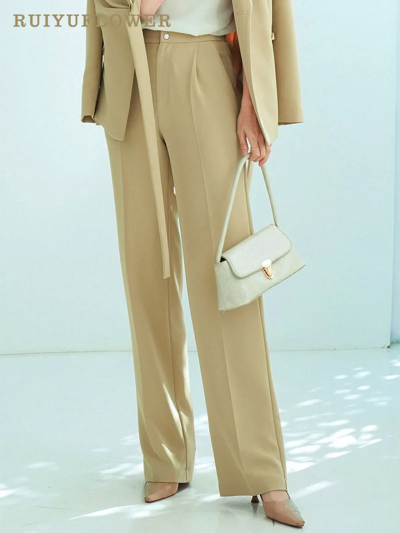 Рисунок 3 - Женский деловой костюм