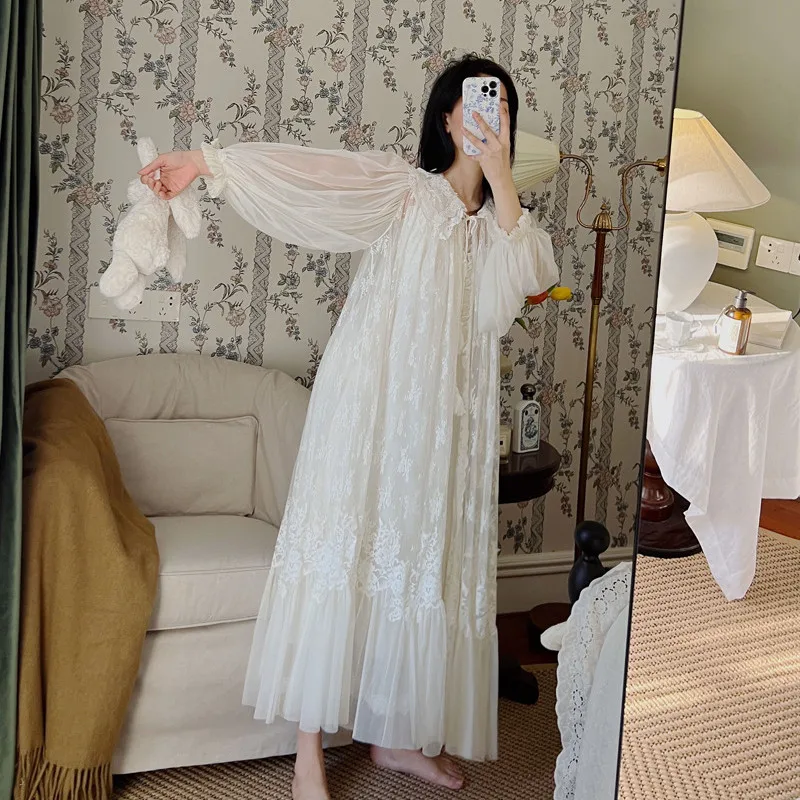 

2-pics Film De Sets Holiday Roupas Royal Lace Luxury Robe Sleepwear Princess Vintage Femininas White Dormir Women's Heroine