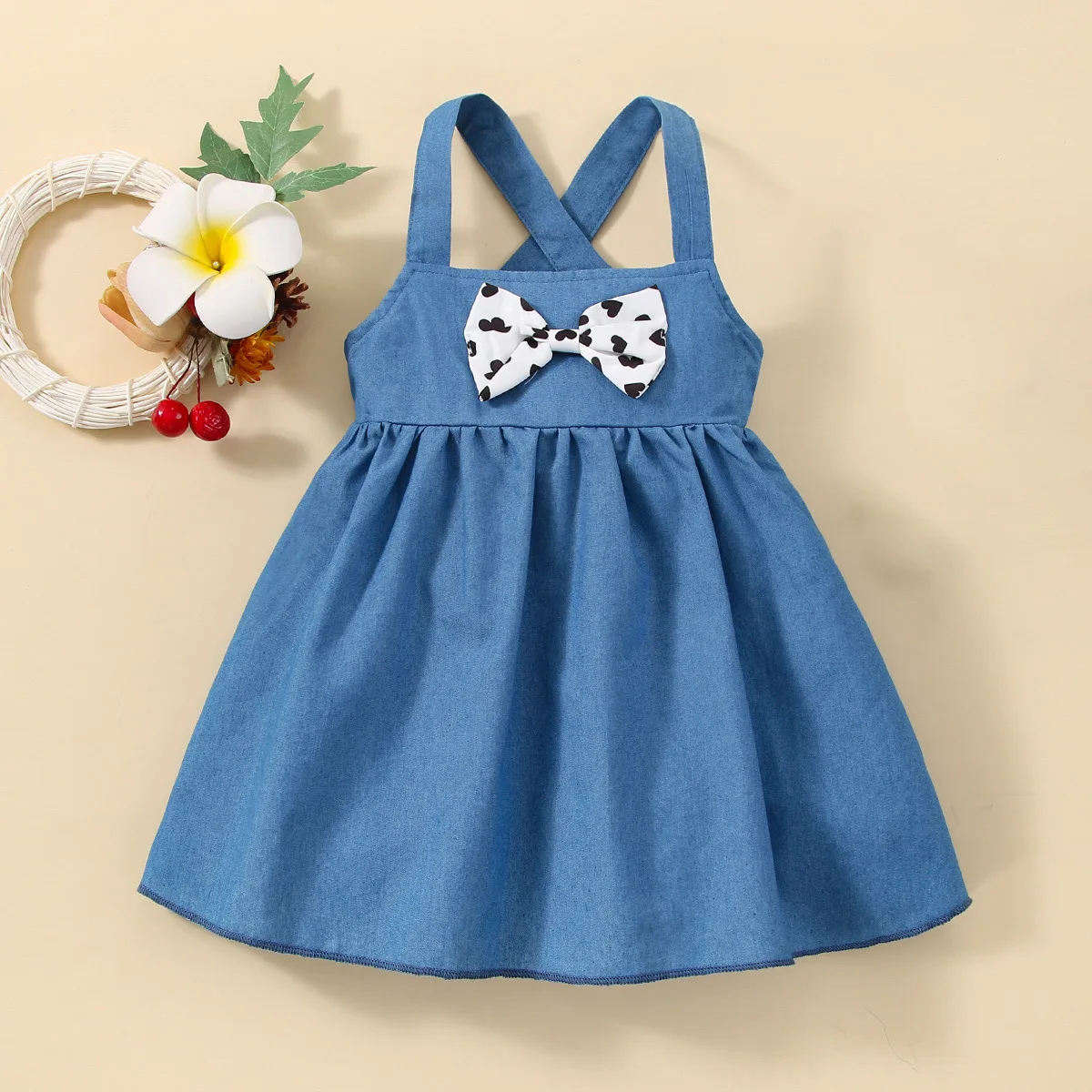 

Детская одежда для девочек, детские повседневные наряды, однотонное джинсовое платье на бретелях с бантом и надписью Love для младенцев, милы...