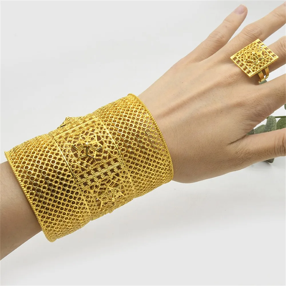 

Fashion Dubai Gold Color Jewelry Set 2 Pcs Large Bracelet with Wide Edges Ring Temperment Romantic Wedding Party Gifts