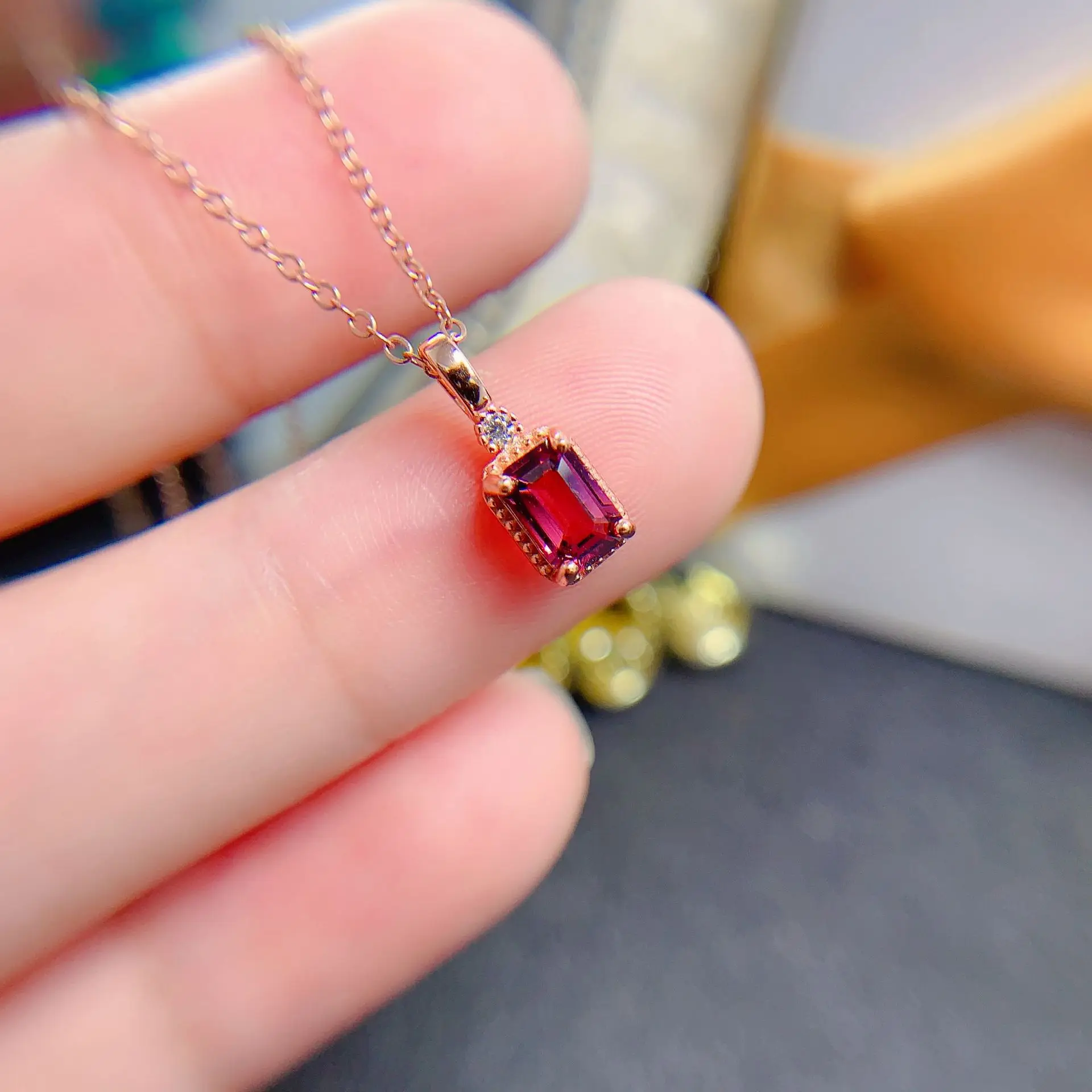 Женский набор украшений с гранатом изумрудной огранки кольцо и ожерелье цвета