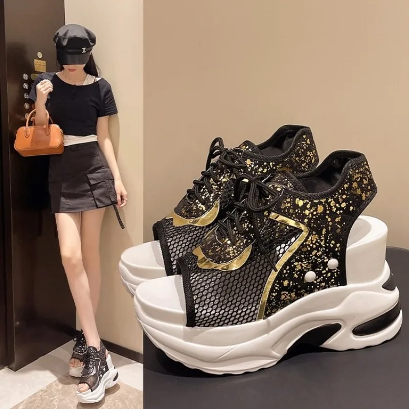 Женские босоножки со шнуровкой спереди с вырезами