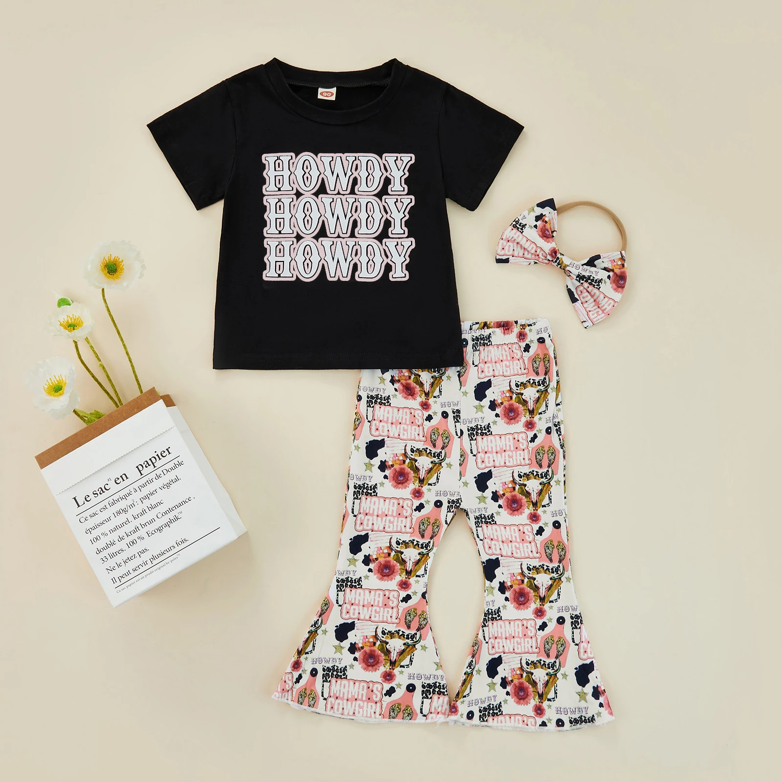 

Костюм для маленьких девочек из 3 предметов, футболка с круглым вырезом и надписью, длинные расклешенные брюки с буквами и цветами, повязка н...