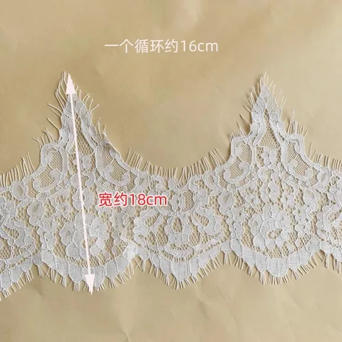 Бежево-белый кружевной трикотажный лоскут 3 м