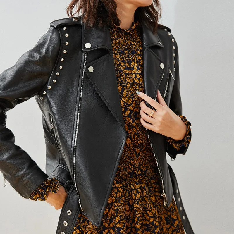 

Куртка женская короткая из овечьей кожи, приталенная уличная одежда на молнии, мотоциклетный жакет из натуральной кожи с заклепками, черный цвет