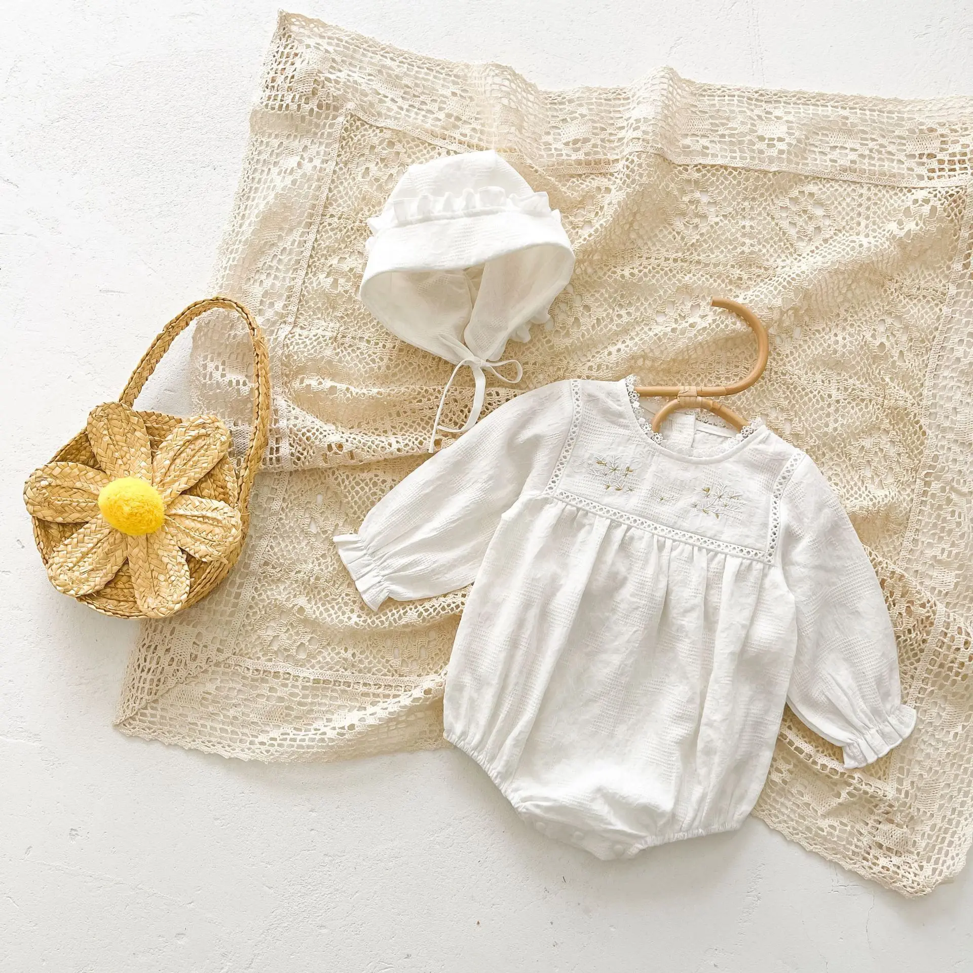 

2022 Spring Korean Baby Long Sleeved Khaki Clothes Solid Color One-piece Clothes Bag Fart Clothes Out Climbing Clothes
