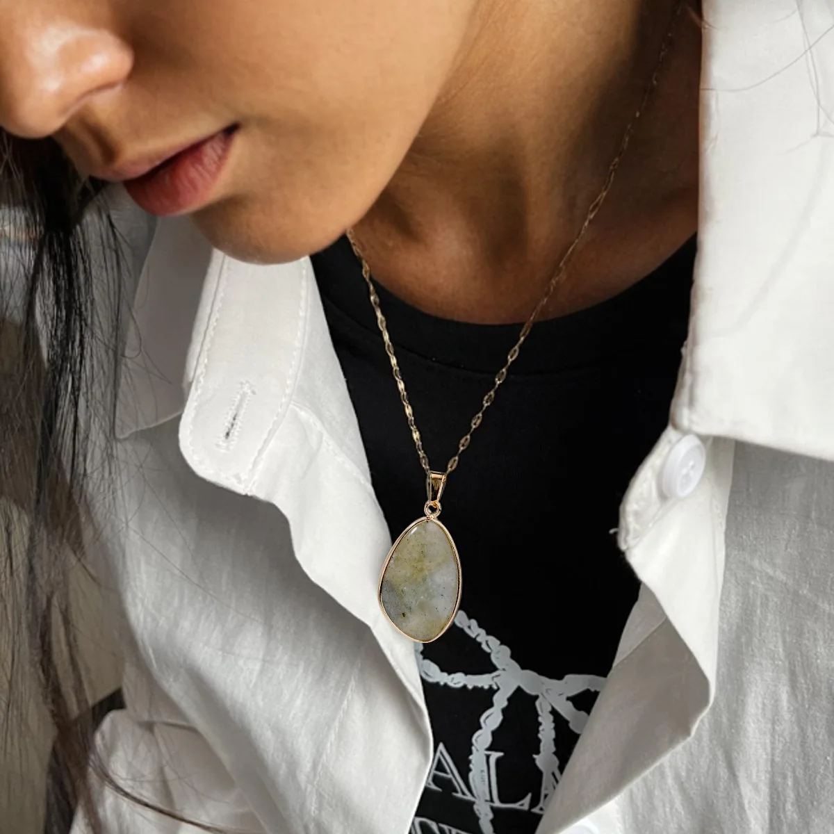 Женское колье-чокер с эффектом богемского ветра