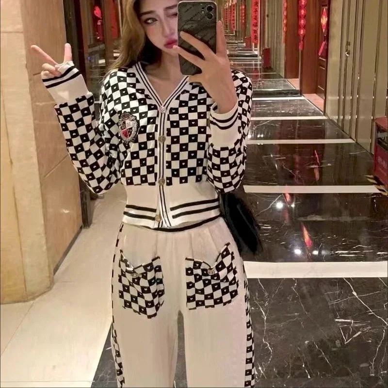 Женский брючный костюм в клетку черно-белый винтажный с V-образным вырезом и