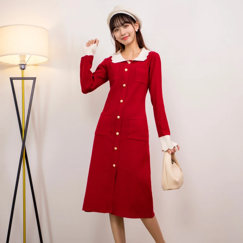 

Женское трикотажное платье-свитер с воротником «Питер Пэн»