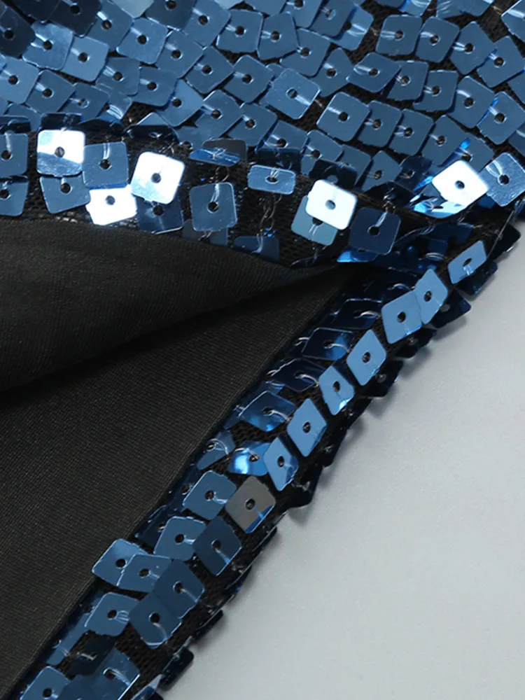 Женское платье средней длины с открытой спиной темно-синее блестками и лямкой на