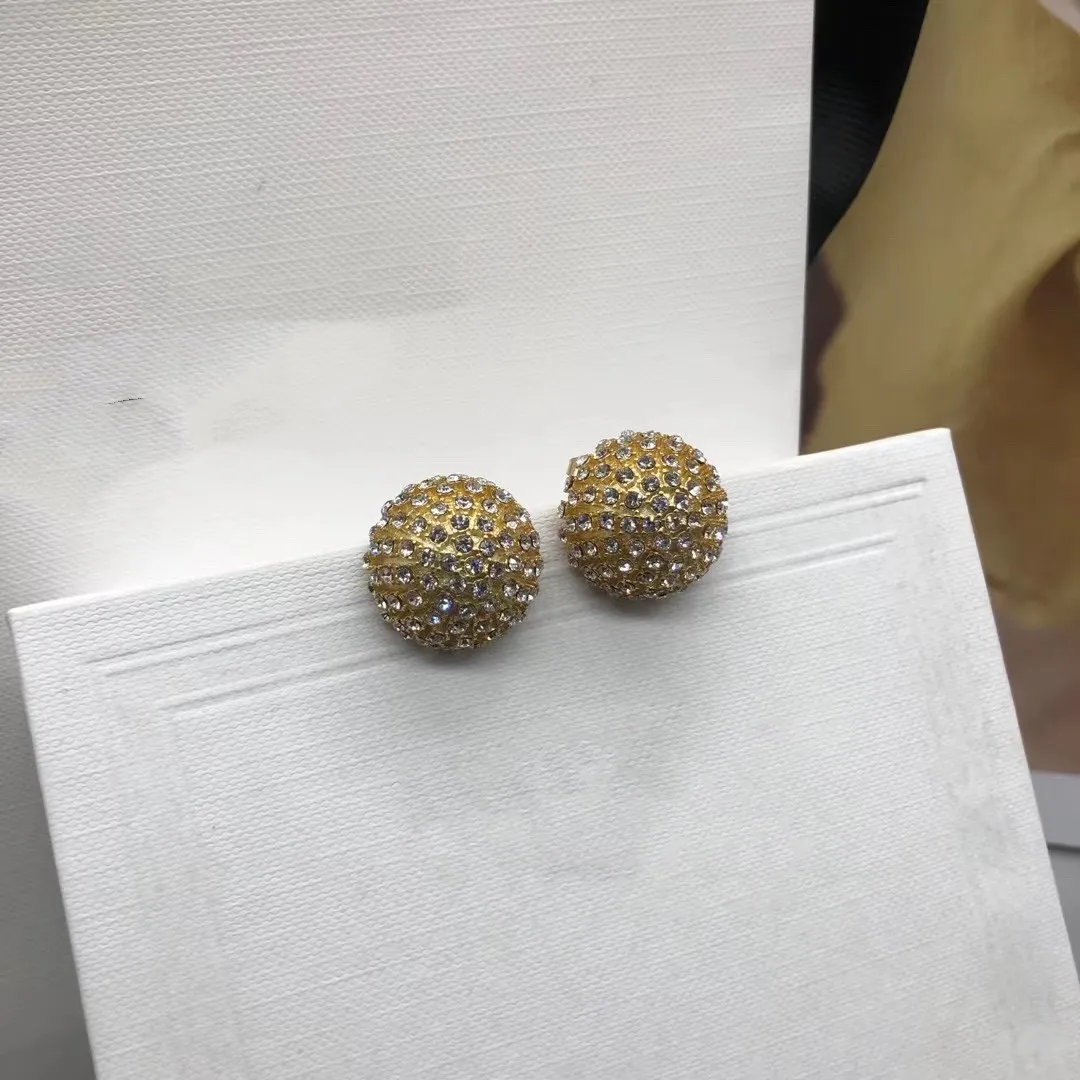 

European and American popular round diamond earrings