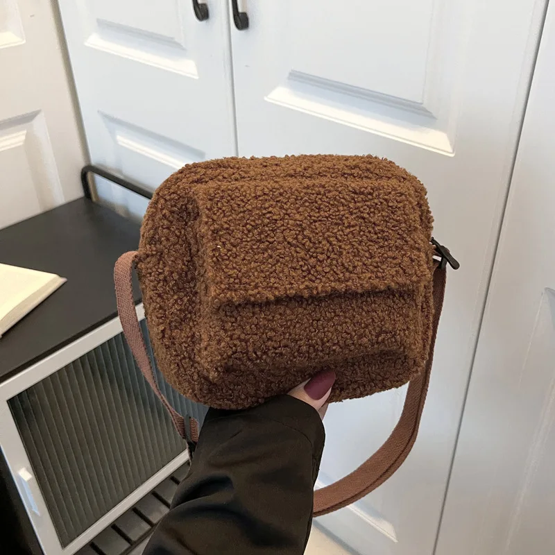 2022 New Plush Fabric Women's Shoulder Crossbody Bag Small Fashion Lambs Wool Fluffy Fur Winter Female Bag Designer Handbags