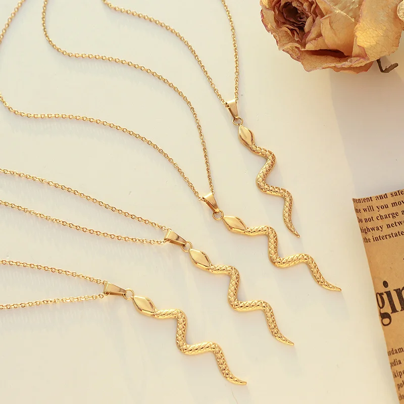 

Snake Animal Niche Designer Jewelry Design Pendant Cuban Link Necklace Clavicle Chain Plated Gold Trendy Clothes For Women