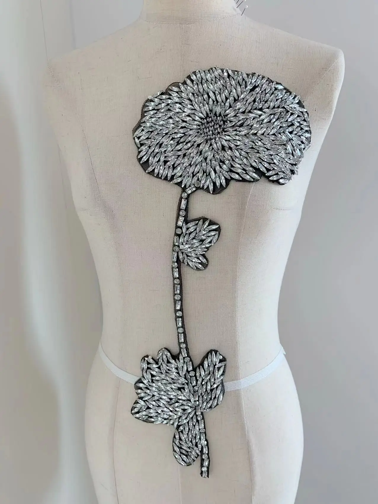 Аппликация из тяжелых серебряных бусин большой блестящий женский лиф нашивка с