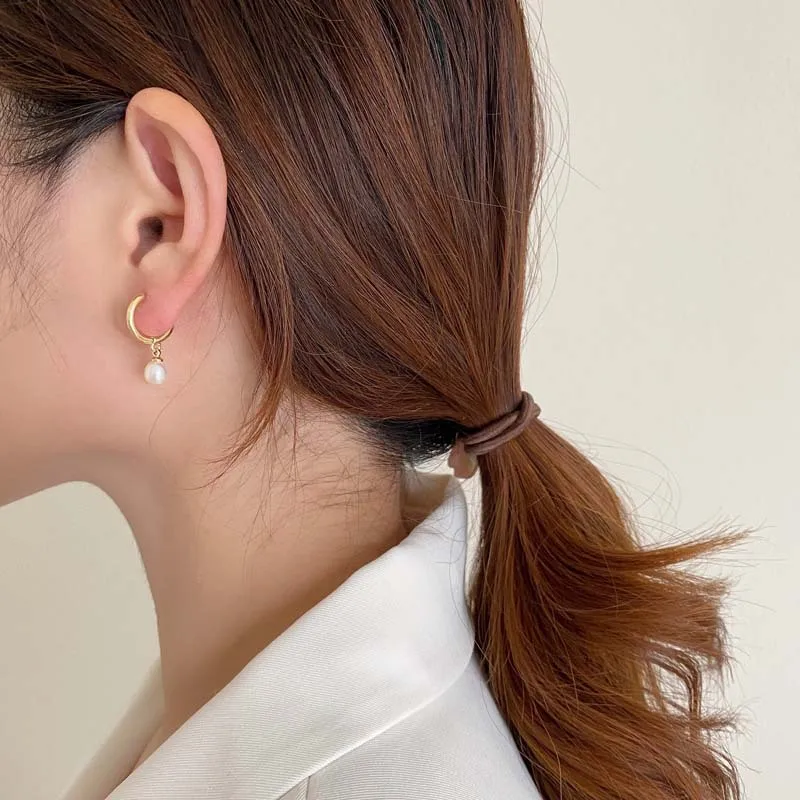 Изысканные висячие серьги золотого цвета с белым жемчугом в стиле барокко для