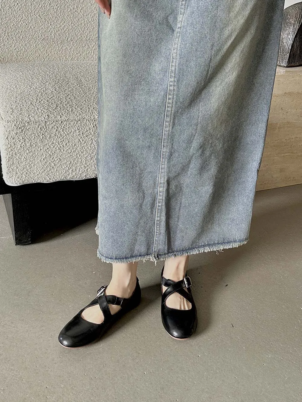 Женские лоферы с круглым носком на плоской подошве перекрестными ремешками без