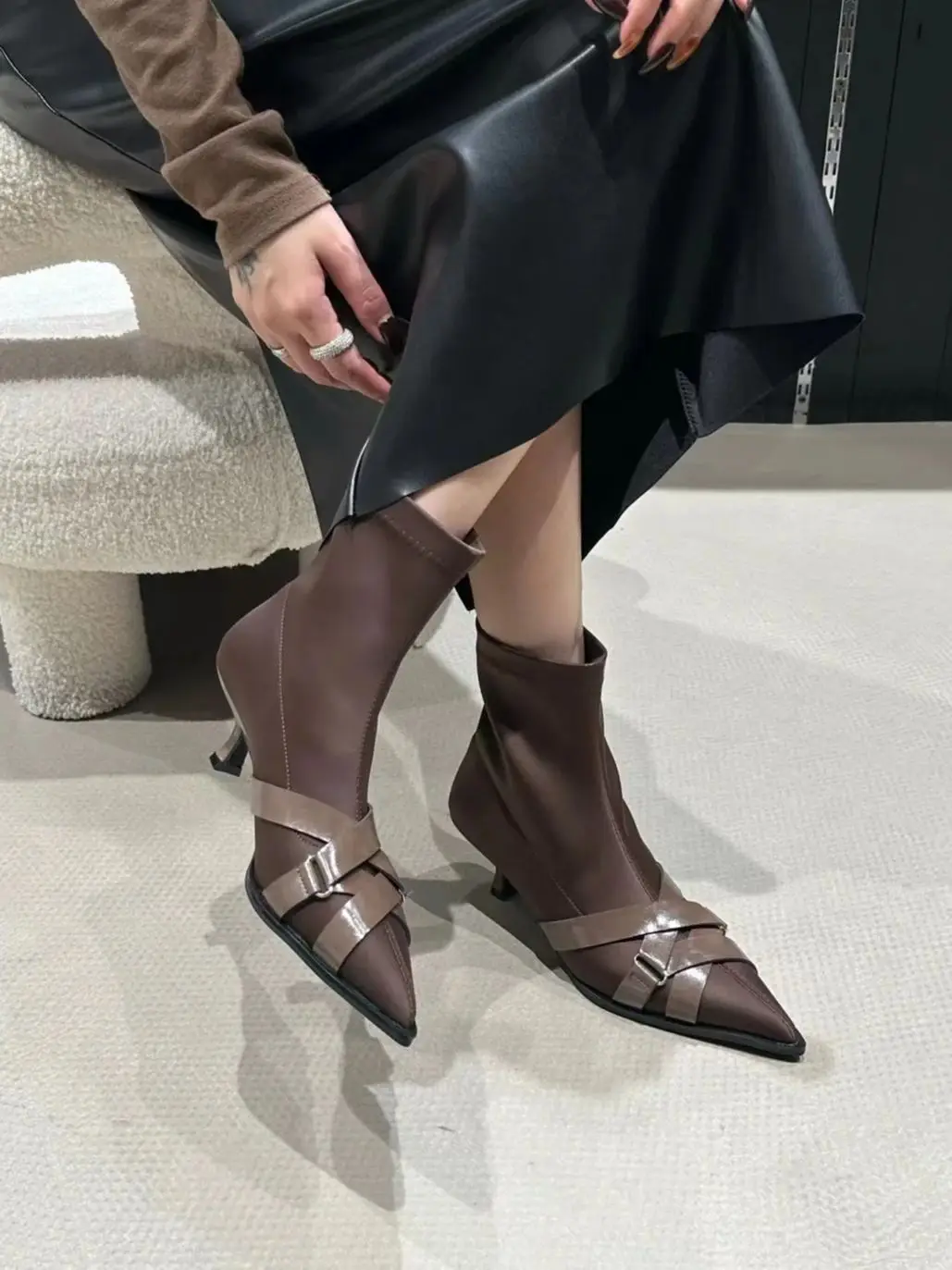 

Fashion Women Ankle Boots Pointed Toe Chelsea Booties Black Brown Sexy Dress Shoes Thin Mid Heeled Party Back Zipper Sock Botas
