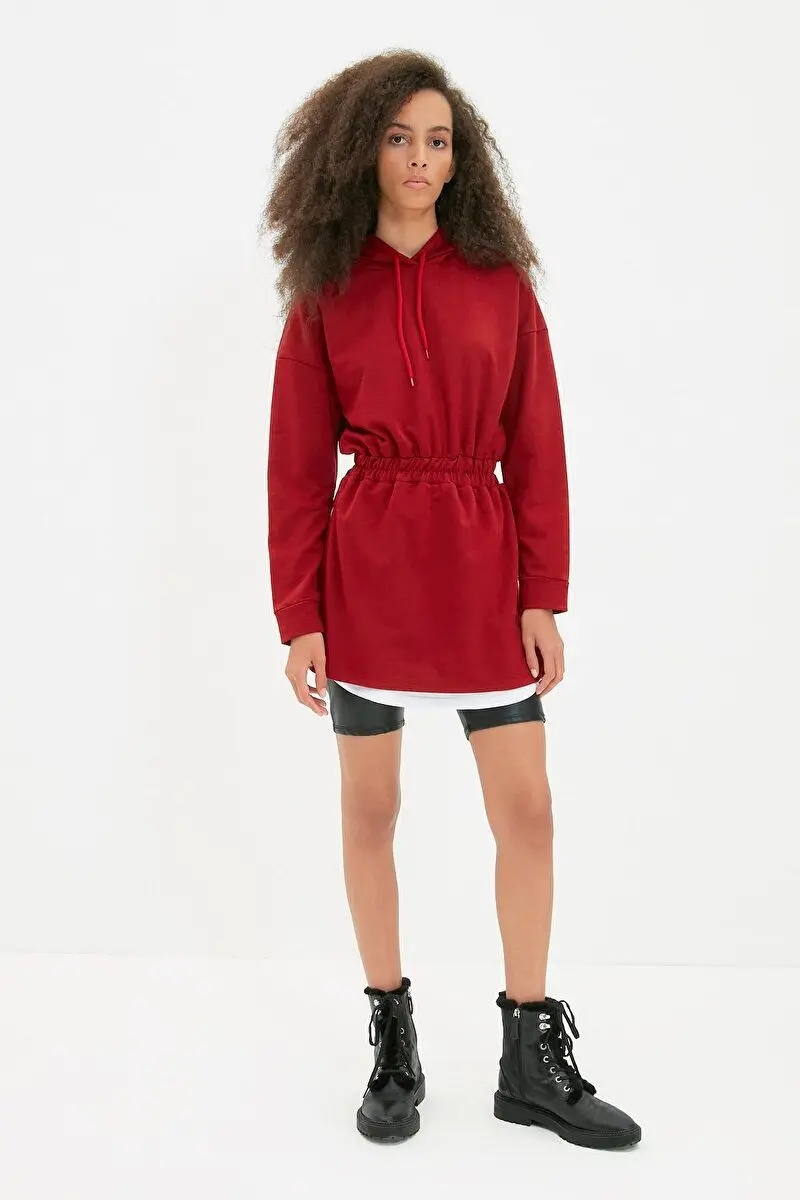 

Трикотажное платье бордового цвета