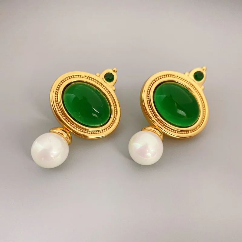 

Europe and the United States new fashionable atmosphere inlaid emerald gem Mabe pearl earrings earrings