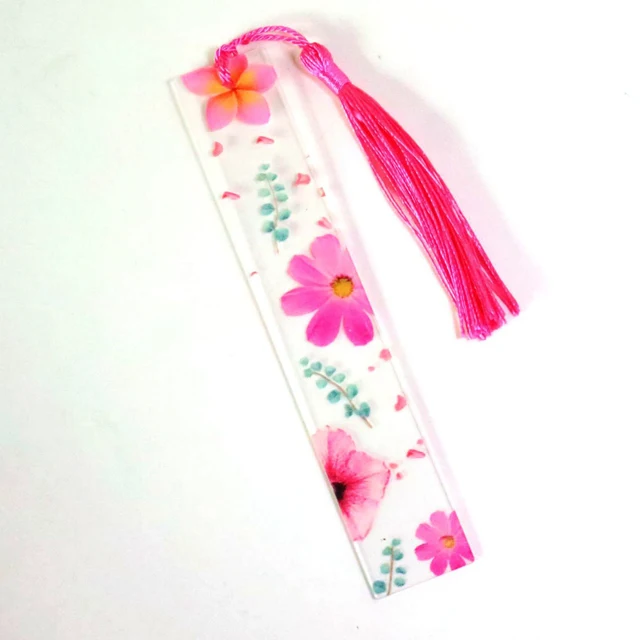 Прозрачные закладки. Закладки для книг гербарий. Закладки с сушеными цветами. Прозрачные закладки. Прозрачные закладки для бассейна.