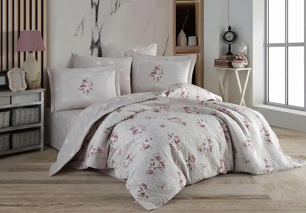 

Бежевый комплект из двух стеганых пододеяльников и пододеяльника