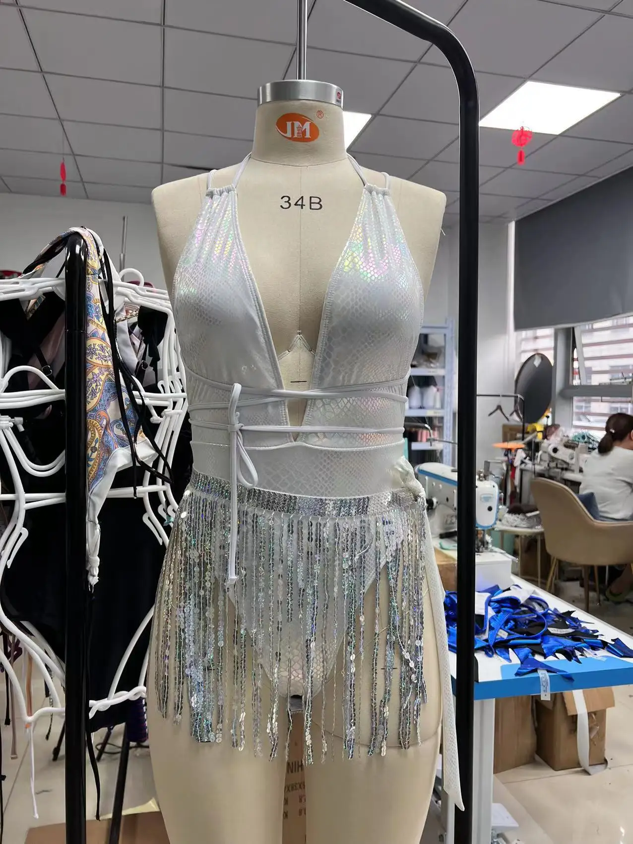 Женский слитный купальник с V-образным вырезом и открытой спиной